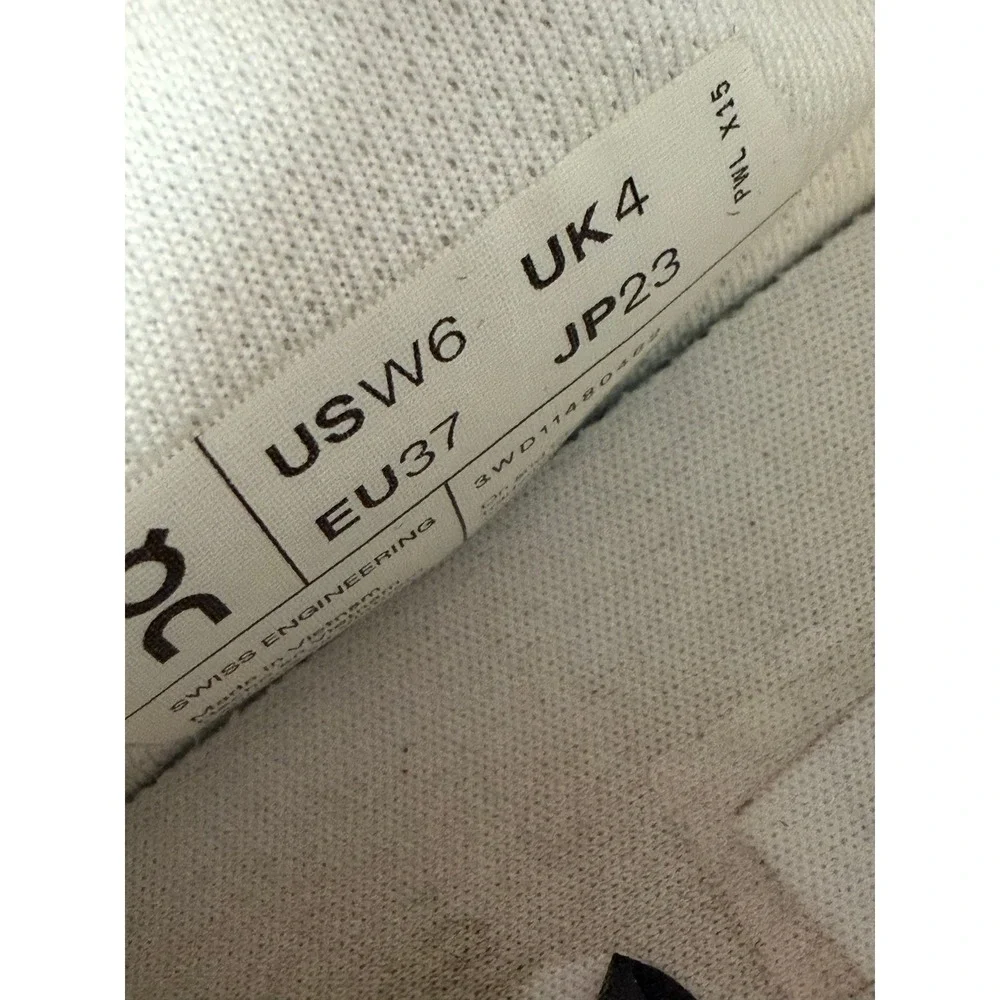 On Cloud THE ROGER Clubhouse White Silver Sneakers Womens Size 6 3WD11480482
